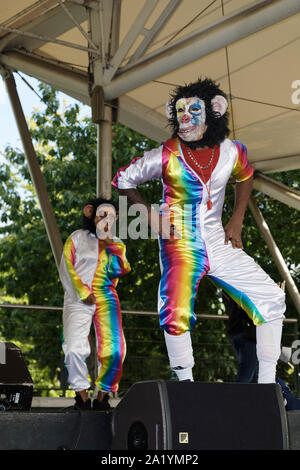 Paris, Frankreich. 28 Sep, 2019. Masse Paname-Trophy Zeremonie für die siegreichen Gruppen der 18. Ausgabe des Carnaval Tropical von Paris. Stockfoto