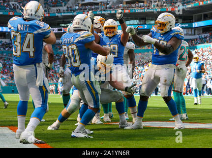 Miami Gardens, Florida, USA. 29 Sep, 2019. Los Angeles Ladegeräte feiern einen Touchdown durch Laufen zurück Austin Ekeler (30) gegen die Miami Dolphins im Hard Rock Stadion in Miami Gardens, Florida. Credit: Mario Houben/ZUMA Draht/Alamy leben Nachrichten Stockfoto