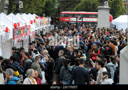 London, Großbritannien. 29. September 2019. London's eigenen Festival der japanischen Kultur - Japan Matsuri - Kehrt zum Trafalgar Square. Ein Fixpunkt im Kalender, das jährliche Festival Menschen zusammen bringt Japanisches Essen, Musik, Tanz zu geniessen, und Aktivitäten für die ganze Familie. Menschenmassen trotzten dem Regen die Veranstaltung zu genießen. Credit: JOHNNY ARMSTEAD/Alamy leben Nachrichten Stockfoto