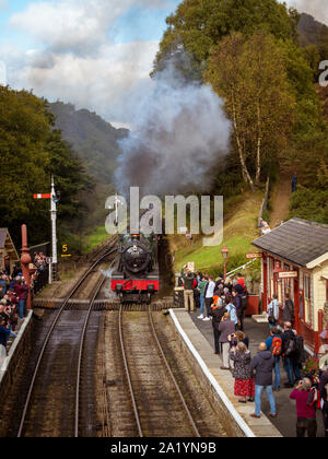 Lokomotive 6990 Witherslack Hall, ziehen in Goathland Station, North Yorkshire Moors Railway. Stockfoto