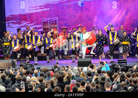 London, Großbritannien. 29. September 2019. London's eigenen Festival der japanischen Kultur - Japan Matsuri - Kehrt zum Trafalgar Square. Ein Fixpunkt im Kalender, das jährliche Festival Menschen zusammen bringt Japanisches Essen, Musik, Tanz zu geniessen, und Aktivitäten für die ganze Familie. Menschenmassen trotzten dem Regen die Veranstaltung zu genießen. Credit: JOHNNY ARMSTEAD/Alamy leben Nachrichten Stockfoto