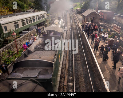 Der Dampfzug fährt zur Goathland-Station auf der North Yorkshire Moors-Bahn, auf der Zugführer Fotos und Videos machen Stockfoto