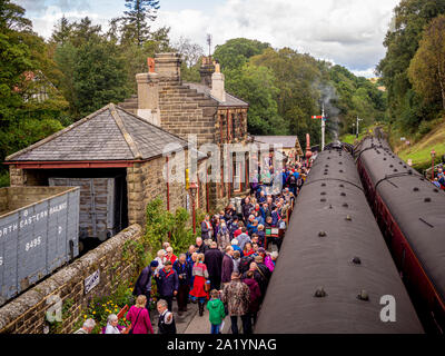 Goathland Station, North Yorkshire Moors Railway, mit überfüllten Plattform. Stockfoto