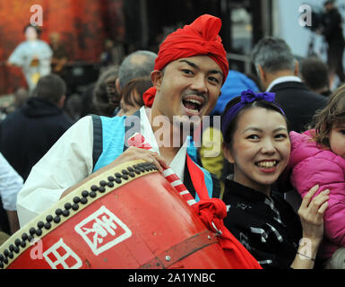 London, Großbritannien. 29. September 2019. London's eigenen Festival der japanischen Kultur - Japan Matsuri - Kehrt zum Trafalgar Square. Ein Fixpunkt im Kalender, das jährliche Festival Menschen zusammen bringt Japanisches Essen, Musik, Tanz zu geniessen, und Aktivitäten für die ganze Familie. Menschenmassen trotzten dem Regen die Veranstaltung zu genießen. Credit: JOHNNY ARMSTEAD/Alamy leben Nachrichten Stockfoto