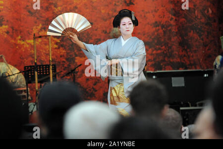 London, Großbritannien. 29. September 2019. London's eigenen Festival der japanischen Kultur - Japan Matsuri - Kehrt zum Trafalgar Square. Ein Fixpunkt im Kalender, das jährliche Festival Menschen zusammen bringt Japanisches Essen, Musik, Tanz zu geniessen, und Aktivitäten für die ganze Familie. Menschenmassen trotzten dem Regen die Veranstaltung zu genießen. Credit: JOHNNY ARMSTEAD/Alamy leben Nachrichten Stockfoto