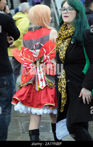 London, Großbritannien. 29. September 2019. London's eigenen Festival der japanischen Kultur - Japan Matsuri - Kehrt zum Trafalgar Square. Ein Fixpunkt im Kalender, das jährliche Festival Menschen zusammen bringt Japanisches Essen, Musik, Tanz zu geniessen, und Aktivitäten für die ganze Familie. Menschenmassen trotzten dem Regen die Veranstaltung zu genießen. Credit: JOHNNY ARMSTEAD/Alamy leben Nachrichten Stockfoto