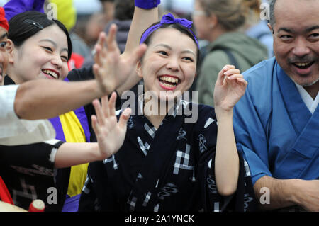London, Großbritannien. 29. September 2019. London's eigenen Festival der japanischen Kultur - Japan Matsuri - Kehrt zum Trafalgar Square. Ein Fixpunkt im Kalender, das jährliche Festival Menschen zusammen bringt Japanisches Essen, Musik, Tanz zu geniessen, und Aktivitäten für die ganze Familie. Menschenmassen trotzten dem Regen die Veranstaltung zu genießen. Credit: JOHNNY ARMSTEAD/Alamy leben Nachrichten Stockfoto