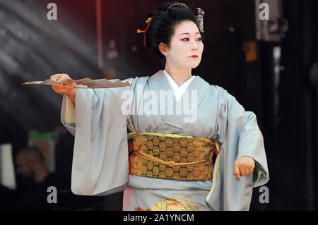 London, Großbritannien. 29. September 2019. London's eigenen Festival der japanischen Kultur - Japan Matsuri - Kehrt zum Trafalgar Square. Ein Fixpunkt im Kalender, das jährliche Festival Menschen zusammen bringt Japanisches Essen, Musik, Tanz zu geniessen, und Aktivitäten für die ganze Familie. Menschenmassen trotzten dem Regen die Veranstaltung zu genießen. Credit: JOHNNY ARMSTEAD/Alamy leben Nachrichten Stockfoto