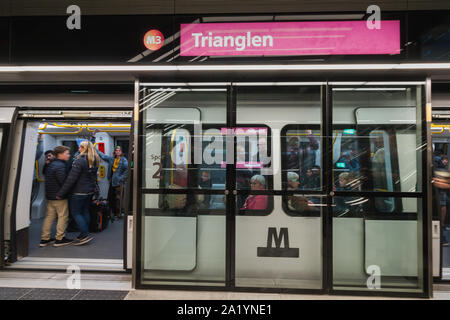 Kopenhagen, Seeland Dänemark - 29 9 2019: Menschen, die versuchen, neue M3 Cityringen Metro Linie. Trianglen station Stockfoto