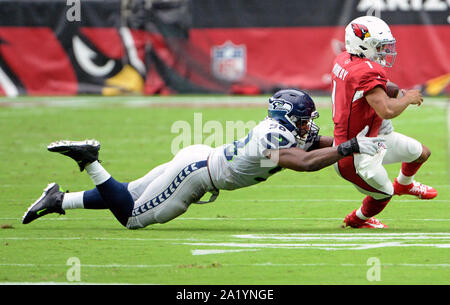 Glendale, United States. 29 Sep, 2019. Arizona Cardinals' quarterback Kyler Murray (R) wird von Seattle Seahawks' Rasheem Grün im zweiten Quartal State Farm Stadium in Glendale, Arizona am Sonntag, 29. September 2019. Foto von Kunst Foxall/UPI Quelle: UPI/Alamy leben Nachrichten Stockfoto