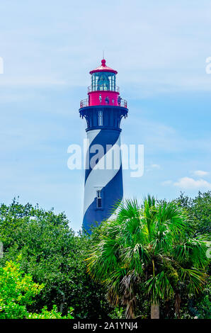 Der St. Augustine Leuchtturm wird dargestellt durch die Bäume, Sept. 6, 2019, in St. Augustine, Florida. Der Leuchtturm wurde 1874 erbaut. Stockfoto