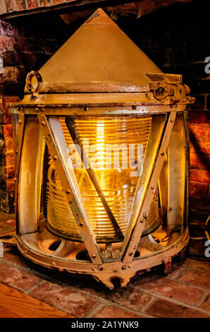 Ein 275 mm Objektiv Trommel aus einem Feuerschiff leuchtet in einem Zimmer im St. Augustine Leuchtturm und Maritime Museum in St. Augustine, Florida. Stockfoto