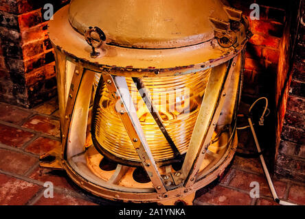 Ein 275 mm Objektiv Trommel aus einem Feuerschiff leuchtet in einem Zimmer im St. Augustine Leuchtturm und Maritime Museum in St. Augustine, Florida. Stockfoto