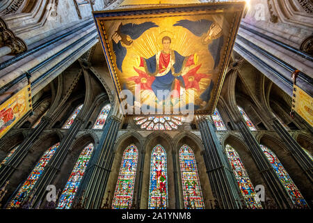 Artwork hängen von der Decke des Durham Cathedral, Durham, Großbritannien. Stockfoto