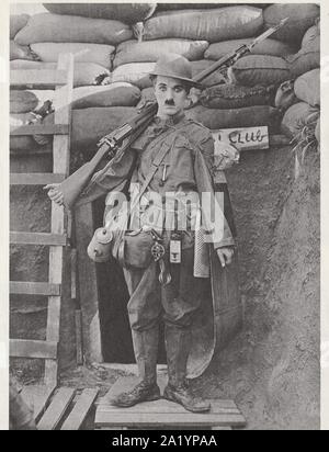 Charles Chaplin (1889-1977), amerikanischer Stille und Klang film Schauspieler, Schriftsteller, Regisseur in Schulter, Arme, 1918. Stockfoto