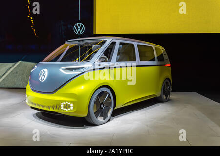 FRANKFURT - Sep 15, 2019: Gelb Silber VW-ID oder ID. Buzz Buzz. Elektrische Volkswagen Bulli minivan ist "zero emission"-Concept Car Stockfoto