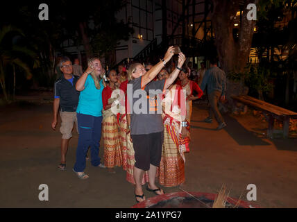 Selfie Foto: Touristen selfies mit lokale Tänzer in einem Indischen neues Jahr Tanz an Infinity Resorts in Kaziranga, Golaghat Bezirk, Assam, Indien Stockfoto