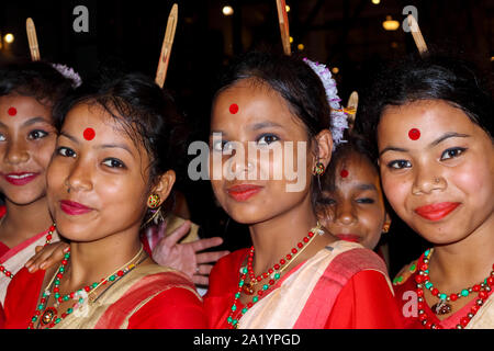 Lächelnden jungen einheimischen Frauen Tänzer mit BINDIS an ihre Stirn an einem indischen Neues Jahr Tanz im Kaziranga, Golaghat Bezirk, Bochagaon, Assam, Indien Stockfoto