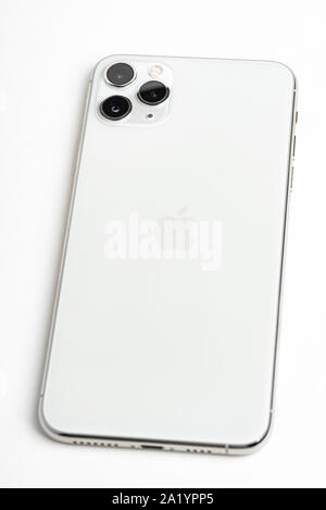 Vidalia, Georgia, USA/September 27, 2019: ein Studio Produkt Schuß von Apples iPhone 11 Pro Max Handy in silber auf weißem Hintergrund. Stockfoto