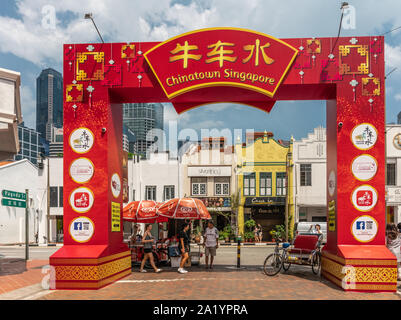 Singapur - 22. März 2019: Chinatown. Blood Red Gate am Eingang der Pagode Straße mit gelber Beschriftung und Werbung von verschiedenen Organisationen. S Stockfoto