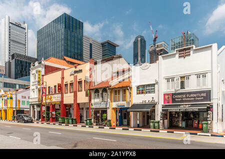 Singapur - 22. März 2019: Chinatown. South Bridge Road Block ist eine Sammlung kleinerer Einzelhandelsunternehmen mit Wolkenkratzern peeking über Sie. Grün Stockfoto