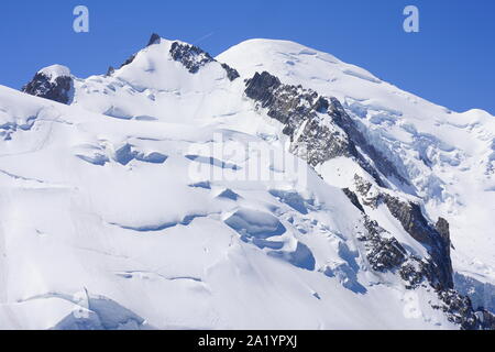 Blick auf das Vallee Blanche bedeckt mit Schnee im Massif du Mont Blanc in Chamonix, Frankreich Stockfoto