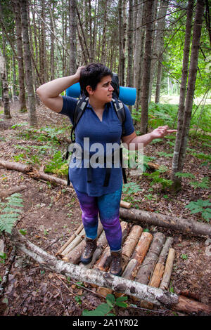 Verloren ist Camper auf einem Pfad in den Wald verwirrt beim Wandern Stockfoto