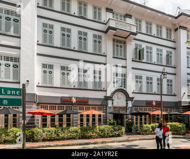 Singapur - 22. März 2019: Chinatown. Weiße Fassade und Sonnenschirme vor außerhalb mit grünem Laub ist die kleinen Geschöpfe Restaurant, Bierstube und Brauerei Stockfoto