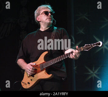 20. AUGUST: Chris Stein von Blondie führt an Chastain Park Amphitheater in Atlanta, Georgia am 20. August 2002. Quelle: Chris McKay/MediaPunch Stockfoto