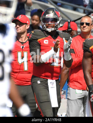 Los Angeles, USA. 29 Sep, 2019. Tampa Bay Buccaneers James Winston cheers auf Mannschaftskameraden im zweiten Quartal gegen die Los Angeles Rams im Los Angeles Memorial Coliseum Los Angeles, Kalifornien am Sonntag, 29. September 2019. Die piratenschiffe an Halbzeit 28-14. Foto von Jon SooHooUPI Quelle: UPI/Alamy leben Nachrichten Stockfoto