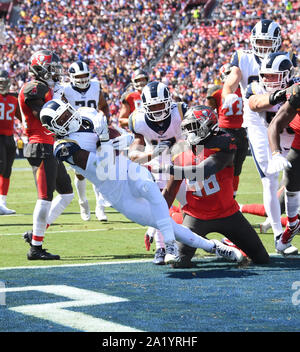 Los Angeles, USA. 29 Sep, 2019. Los Angeles Rams laufen zurück Todd Gurley Scores von 13 Yards hinter Tampa Bay Buccaneers linebacker Shaquil Barrett (58) im zweiten Quartal Aktion im Los Angeles Memorial Coliseum Los Angeles, Kalifornien am Sonntag, 29. September 2019. Die piratenschiffe an Halbzeit 28-14. Foto von Jon SooHooUPI Quelle: UPI/Alamy leben Nachrichten Stockfoto