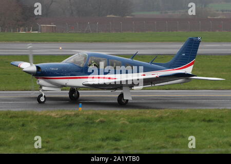 G-BNVT, ein privat geführtes Piper PA-28 R-201 T Turbo Cherokee Arrow III, am Internationalen Flughafen Prestwick, Ayrshire. Stockfoto
