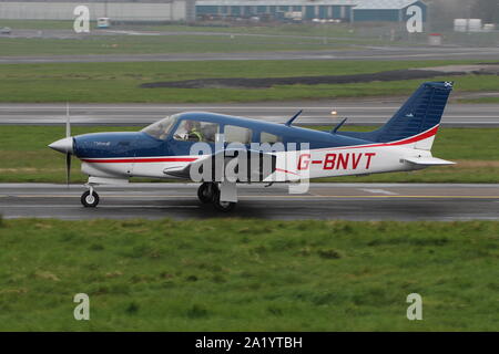 G-BNVT, ein privat geführtes Piper PA-28 R-201 T Turbo Cherokee Arrow III, am Internationalen Flughafen Prestwick, Ayrshire. Stockfoto