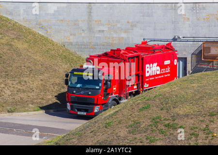 18. September 2019 eine große Biffa Entsorgung Lastwagen an der hinteren Eingang zu den Pyramiden Zentrum in Portsmouth, England Stockfoto