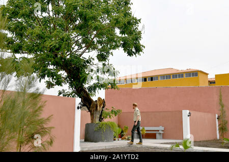 27. September 2019, Huambo, Angola, USA: 27. September 09/2019 – Prinz Harry Duke of Sussex steht allein unter dem Diana Tree in Huambo, Angola, am fünften Tag der königlichen Afrika-Tour. Der Duke besucht das Minenfeld, auf dem seine verstorbene Mutter, Diana Princess of Wales, 1997 fotografiert wurde, das heute eine geschäftige Straße mit Schulen, Geschäften und Häusern ist. Foto: ALPR/AdMedia. (Kreditbild: © ALPR/AdMedia) Stockfoto