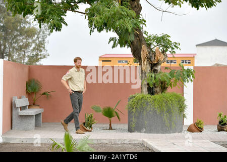 27. September 2019, Huambo, Angola, USA: 27. September 09/2019 – Prinz Harry Duke of Sussex steht allein unter dem Diana Tree in Huambo, Angola, am fünften Tag der königlichen Afrika-Tour. Der Duke besucht das Minenfeld, auf dem seine verstorbene Mutter, Diana Princess of Wales, 1997 fotografiert wurde, das heute eine geschäftige Straße mit Schulen, Geschäften und Häusern ist. Foto: ALPR/AdMedia. Stockfoto