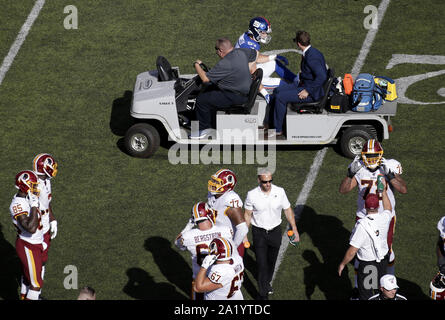 East Rutherford, United States. 29 Sep, 2019. New York Giants Ryan Connelly ist Gekarrt, aus dem Feld mit einer Verletzung in Woche 4 der NFL Saison gegen die Washington Redskins an MetLife Stadium in East Rutherford, New Jersey am Sonntag, den 29. September 2019. Die Riesen besiegt die Redskins 24-3. Foto von John angelillo/UPI Quelle: UPI/Alamy leben Nachrichten Stockfoto