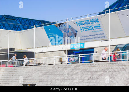 18. September 2019 Besucher genießen die warme Sonne auf der Terrasse des großen Pyramiden Zentrum in Portsmouth, England Stockfoto