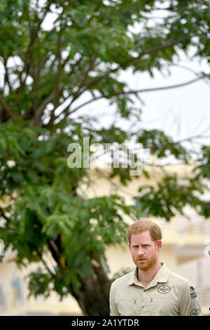 September 27, 2019, Huambo, Angola, USA: 27/09/2019 - Prinz Harry Herzog von Sussex vor der Diana Baum in Huambo, Angola, an Tag 5 der Royal Tour durch Afrika. Der Herzog ist ein Besuch der Minenfeld, wo seine verstorbene Mutter Diana, Prinzessin von Wales, 1997 fotografiert wurde, der jetzt eine viel befahrene Straße mit Schulen, Geschäfte und Häuser. Photo Credit: ALPR/AdMedia. (Bild: © Alpr/AdMedia über ZUMA Draht) Stockfoto