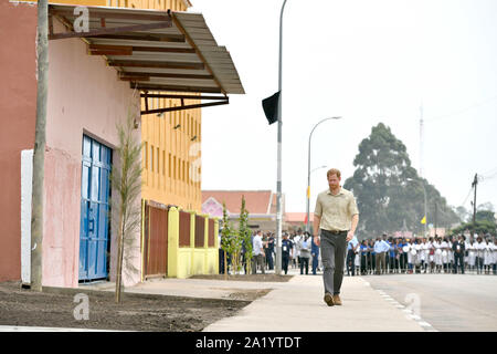 27. September 2019, Huambo, Angola, USA: 27. September 09/2019 - Prinz Harry Duke of Sussex spaziert auf der Prinzessin Diana Street in Huambo, Angola, am fünften Tag der königlichen Afrika-Tour. Der Duke besucht das Minenfeld, auf dem seine verstorbene Mutter, Diana Princess of Wales, 1997 fotografiert wurde, das heute eine geschäftige Straße mit Schulen, Geschäften und Häusern ist. Foto: ALPR/AdMedia. Stockfoto