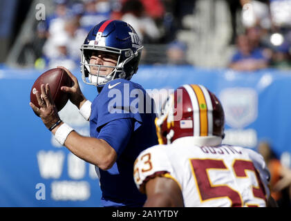 East Rutherford, United States. 29 Sep, 2019. New York Giants Daniel Jones sieht einen Pass im 4. Quartal gegen die Washington Redskins in Woche 4 der NFL Saison an MetLife Stadium in East Rutherford, New Jersey am Sonntag, September 29, 2019 werfen. Die Riesen besiegt die Redskins 24-3. Foto von John angelillo/UPI Quelle: UPI/Alamy leben Nachrichten Stockfoto