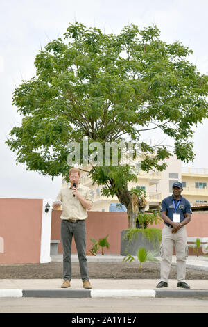 27. September 2019, Huambo, Angola, USA: 27. September 09/2019 - Prinz Harry Duke of Sussex hält eine Rede vor dem Diana Tree in Huambo, Angola, am fünften Tag der königlichen Afrika-Tour. Der Duke besucht das Minenfeld, auf dem seine verstorbene Mutter, Diana Princess of Wales, 1997 fotografiert wurde, das heute eine geschäftige Straße mit Schulen, Geschäften und Häusern ist. Foto: ALPR/AdMedia. Stockfoto