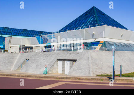 18. September 2019 Besucher genießen die warme Sonne auf der Terrasse des großen Pyramiden Zentrum in Portsmouth, England Stockfoto