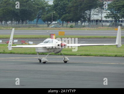G-OMJT, ein privat geführtes Rutan Long-EZ homebuilt Flugzeug, am Internationalen Flughafen Prestwick, Ayrshire. Stockfoto