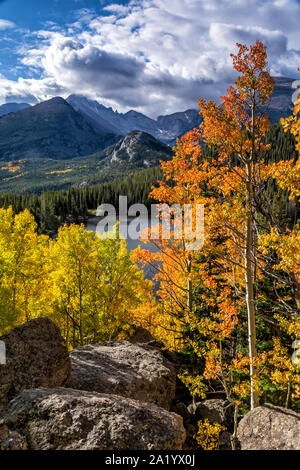 Wolken über Longs Peak eingestellt. Aus bunten Aspen Blätter oben Bear Lake in Rock Mountain National Park. Stockfoto