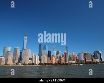 New York City Skyline gesehen vom Hudson River. In der Ferne ist der neue Freedom Tower in Lower Manhattan und das World Financial Center. Stockfoto