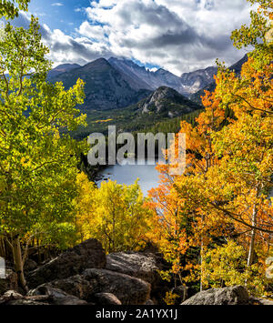 Wolken über Longs Peak eingestellt. Aus bunten Aspen Blätter oben Bear Lake in Rock Mountain National Park. (Vertikale Panorama) Stockfoto