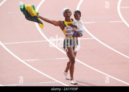 Doha, Katar. 29. September 2019. Shelly-Ann Fraser-Pryce (STAU), feiert mit ihrem Sohn SEPTEMBER 29, 2019 - Leichtathletik: Leichtathletik-WM Doha 2019 Frauen 100m-Finale bei Khalifa International Stadium in Credit: YUTAKA/LBA SPORT/Alamy leben Nachrichten Stockfoto