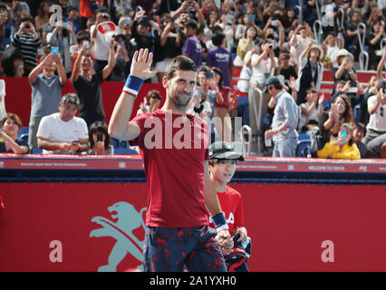 Tokio, Japan. 29 Sep, 2019. Weltweit Nr. 1 ranker Novak Djokovic aus Serbien reagiert auf Publikum, als er das Gericht für eine Schulung für die Rakuten Japan Open Tennis Championships am Ariake Colosseum in Tokio am Sonntag, September 29, 2019. Ein mit 2 Mio. US-Dollar ATP 500 Turnier wird hier vom 30. September bis 6. Oktober statt. Credit: Yoshio Tsunoda/LBA/Alamy leben Nachrichten Stockfoto