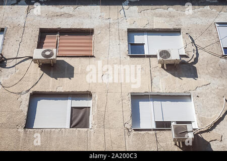 Klimaanlagen, oder AC, auf Anzeige mit ihren Fans auf einer verfallenden Fassade eines alten Gebäudes in Belgrad, Serbien, Europa. Sie werden verwendet, um d cool Stockfoto